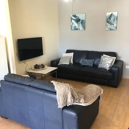 2 Bedroom Holiday בית נופש *